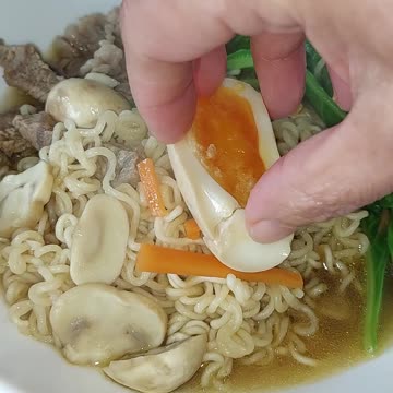 Ian Fujimoto "Wife me Up" Beef Ramen Noodles. #cooking #recipe #3eggs #lunchIdeas #comfortfood