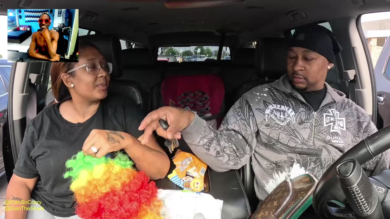 Reacting to DOLCE AND NESHA GOING OUTSIDE DRESSED AS A CLOWN TO SEE MY HUSBAND REACTION! hilarious