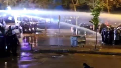 Repelen con cañones de agua a manifestantes en Turquía