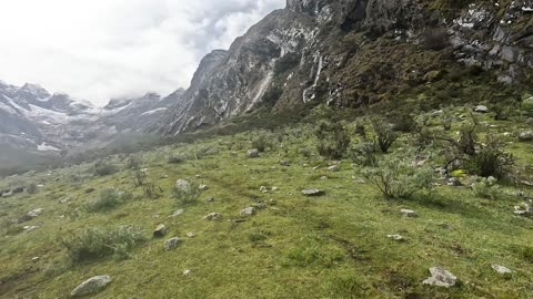 Caminando en un callejon de Nevados #huaraz #pluton