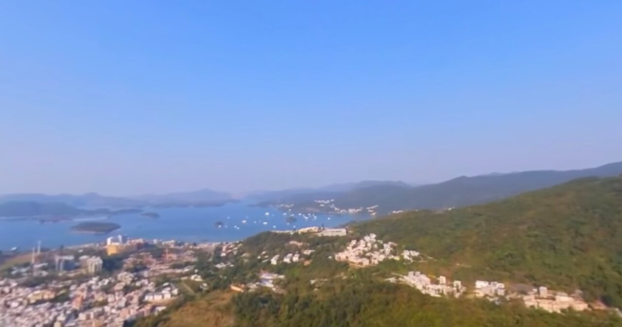 在香港馬鞍山區上空玩滑翔傘