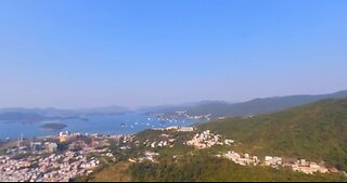 在香港馬鞍山區上空玩滑翔傘