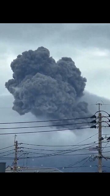 SAKURAJIMA VOLCANO🏘️🌋📸ERUPTS IN KAGOSHIMA JAPAN🇯🇵🌋🏜️💫