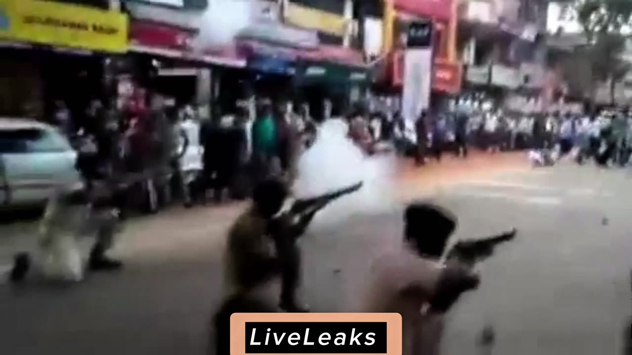 Indian Police vs Protesters!