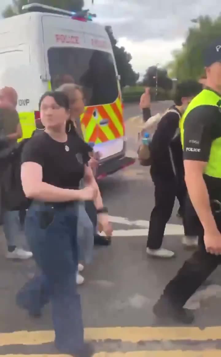 UK Police BUSTED transporting & escorting Far Left Renta-Protestors tonight in Epping