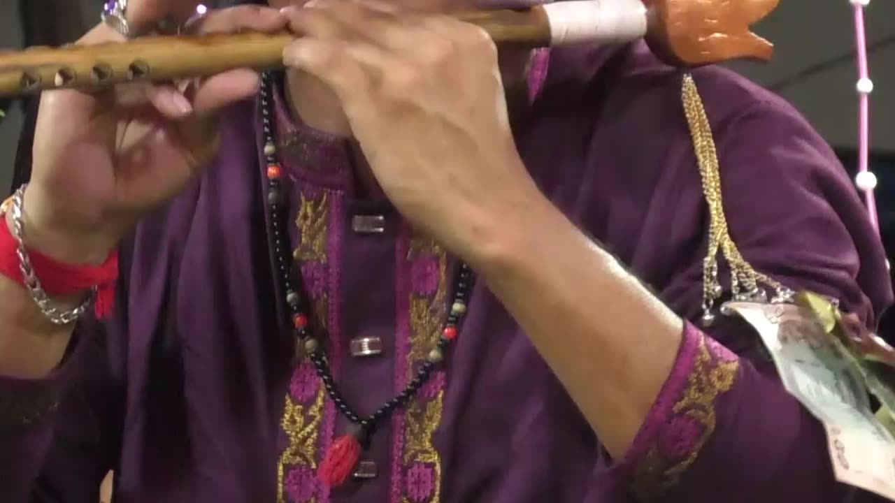 মুখ লাল হয়ে গেল বাঁশি বাজিয়ে ওমা