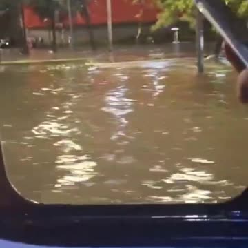Heavy rainfall triggered flooding that turned roads into rivers in Edomex, Mexico 🇲🇽 (02.09.2025)