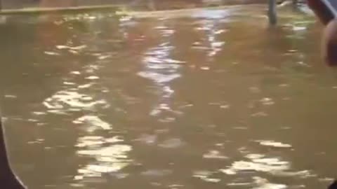 Heavy rainfall triggered flooding that turned roads into rivers in Edomex, Mexico 🇲🇽 (02.09.2025)