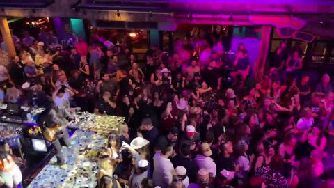 NASHVILLE TN LIVE BROADWAY STREET / PEOPLE WATCHING / BANDS WATCHING / BARS