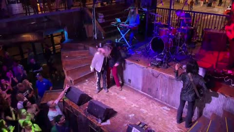 NASHVILLE TN LIVE BROADWAY STREET / PEOPLE WATCHING / BANDS WATCHING / BARS