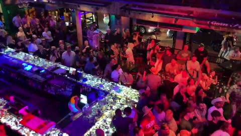 NASHVILLE TN LIVE BROADWAY STREET / PEOPLE WATCHING / BANDS WATCHING / BARS