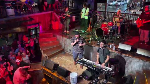 NASHVILLE TN LIVE BROADWAY STREET / PEOPLE WATCHING / BANDS WATCHING / BARS