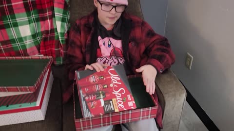 AJ OPENS CHRISTMAS GIFTS IN LONDON, KY