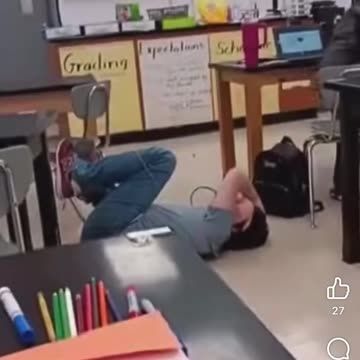 🚨📚 STUDENTS FIGHT AT SCHOOL IN THE USA