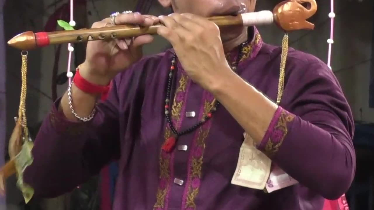 মুখ লাল হয়ে গেল বাঁশি বাজিয়ে