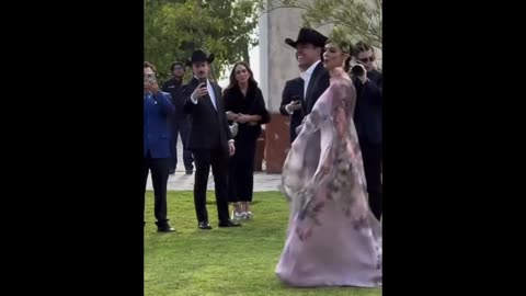 BIBI GAYTÁN: ¡ESPECTACULAR en la boda de Ale Capetillo! Llegó del brazo de su hijo.