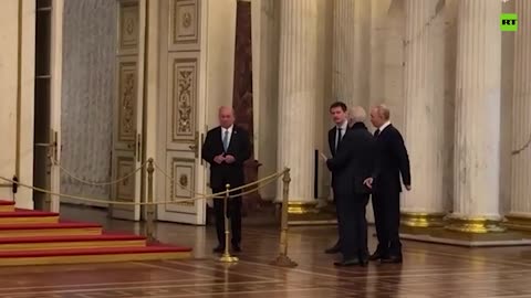 Putin enseña al rey de Malasia el trono imperial en el Hermitage