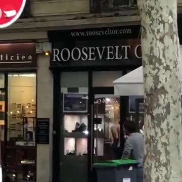 Usual suspects rob a jewelry store in Paris in broad daylight.