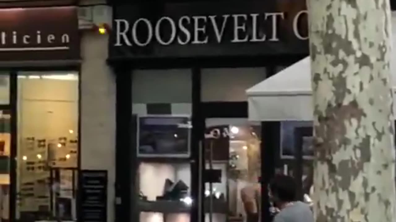 Usual suspects rob a jewelry store in Paris in broad daylight.