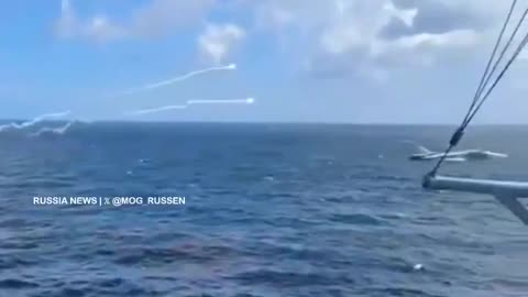 Spettacolare passaggio di SU-24 a bassa quota accanto nave da guerra USA