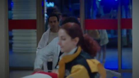 Evren, paralizado al ver a Bahar al borde de la muerte en la camilla de urgencias