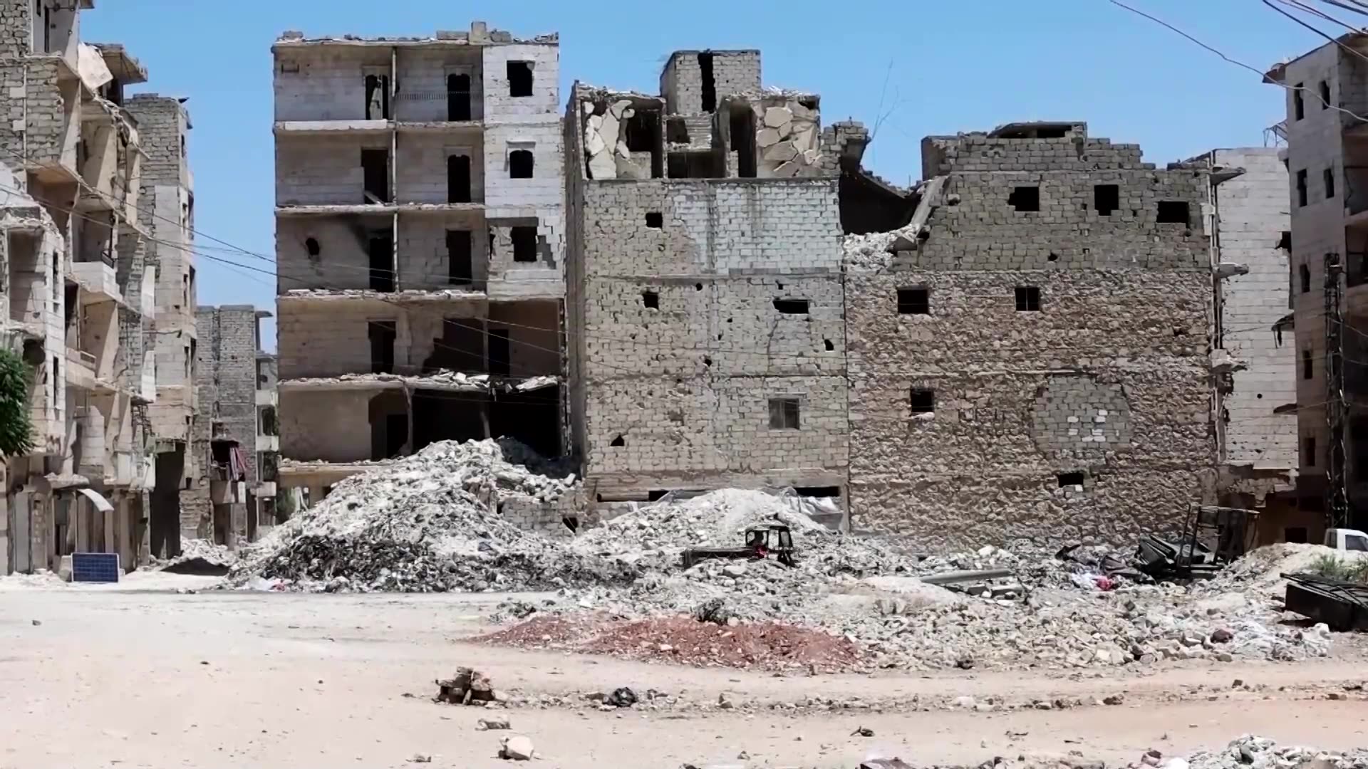 Mountains of rubble in Aleppo threaten public health and recovery