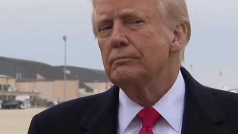 Trump recibe un golpe en la cara con un micrófono