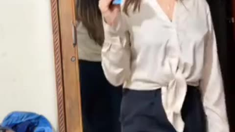 Aankhon Mein roop hai Pocket Mein note hai