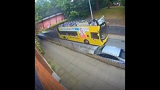 El techo de un autobús, arrancado tras chocar contra un puente