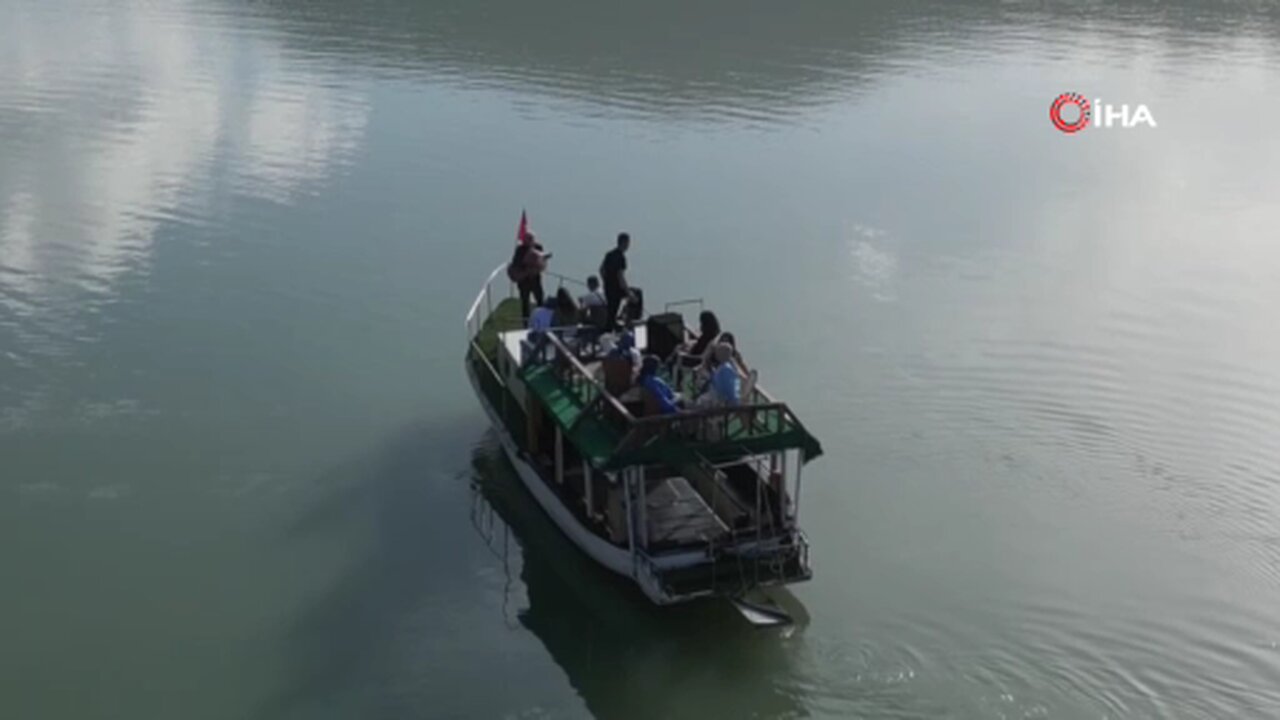 Tortum Gölü'nde Karadeniz ezgileri yankılandı