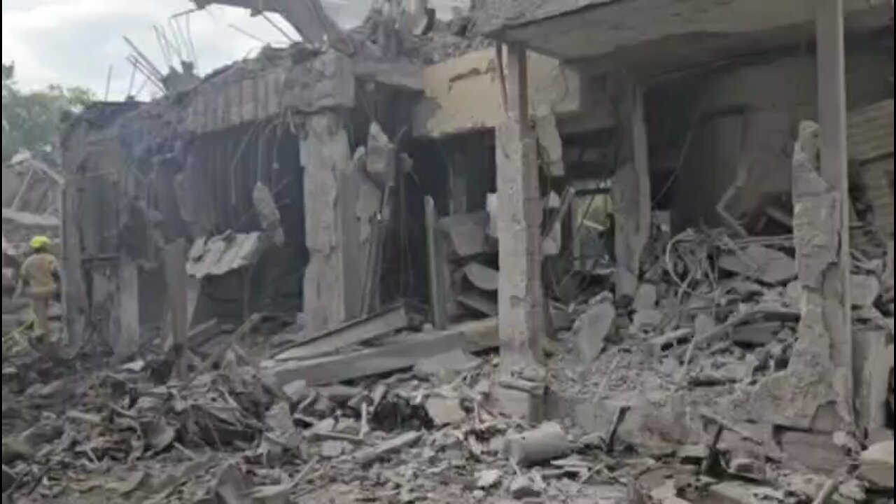 Missile hits Israel. Only one moderately injured and some 10 light injuries .