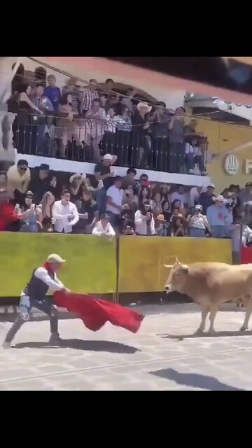 MAN INJURED🚑🧎‍♂️🐃📸 BY RAGING BULL🚶‍♂️🐂💫