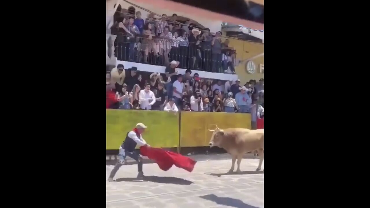 MAN INJURED🚑🧎‍♂️🐃📸 BY RAGING BULL🚶‍♂️🐂💫