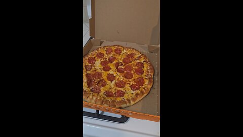 Stuffed Pretzel Crust Pizza #littleceasers #dominos #pizzalover #cheesepizza #junkfood #peporoni