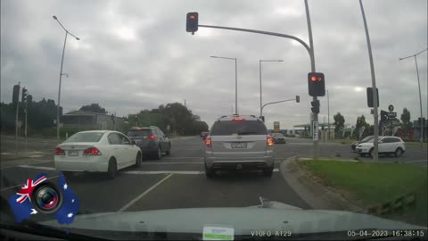 Aussiecams - Was it safe to Stop on the Amber? Dashcam accident Cranbourne VIC
