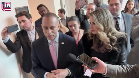 🚨Hakeem Jeffries phủ nhận việc gọi Đạo luật SAVE là "hành động ngăn chặn cử tri bỏ phiếu".