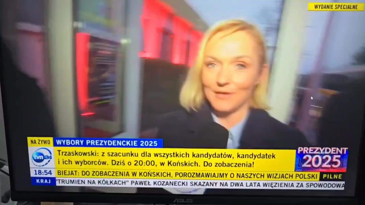 W TVN poszło na żywo jak Platforma zwozi autokarami wyznawców