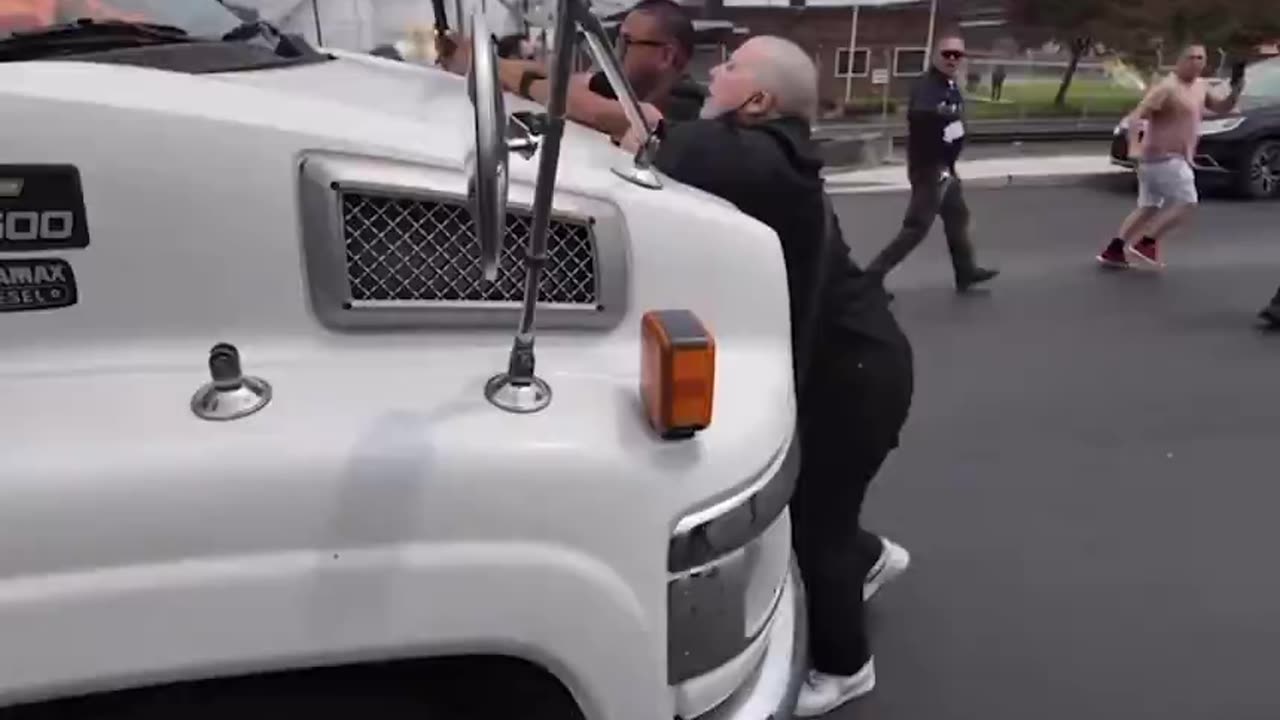 Liberal blocks ICE vehicle in NJ while having a breakdown. This is mentally deranged behavior.