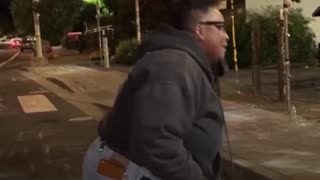 Una mujer arremete contra Antifa por poner música a todo volumen durante su protesta