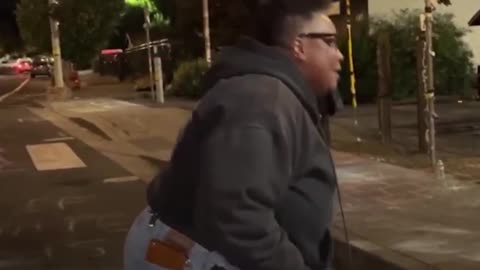 Una mujer arremete contra Antifa por poner música a todo volumen durante su protesta