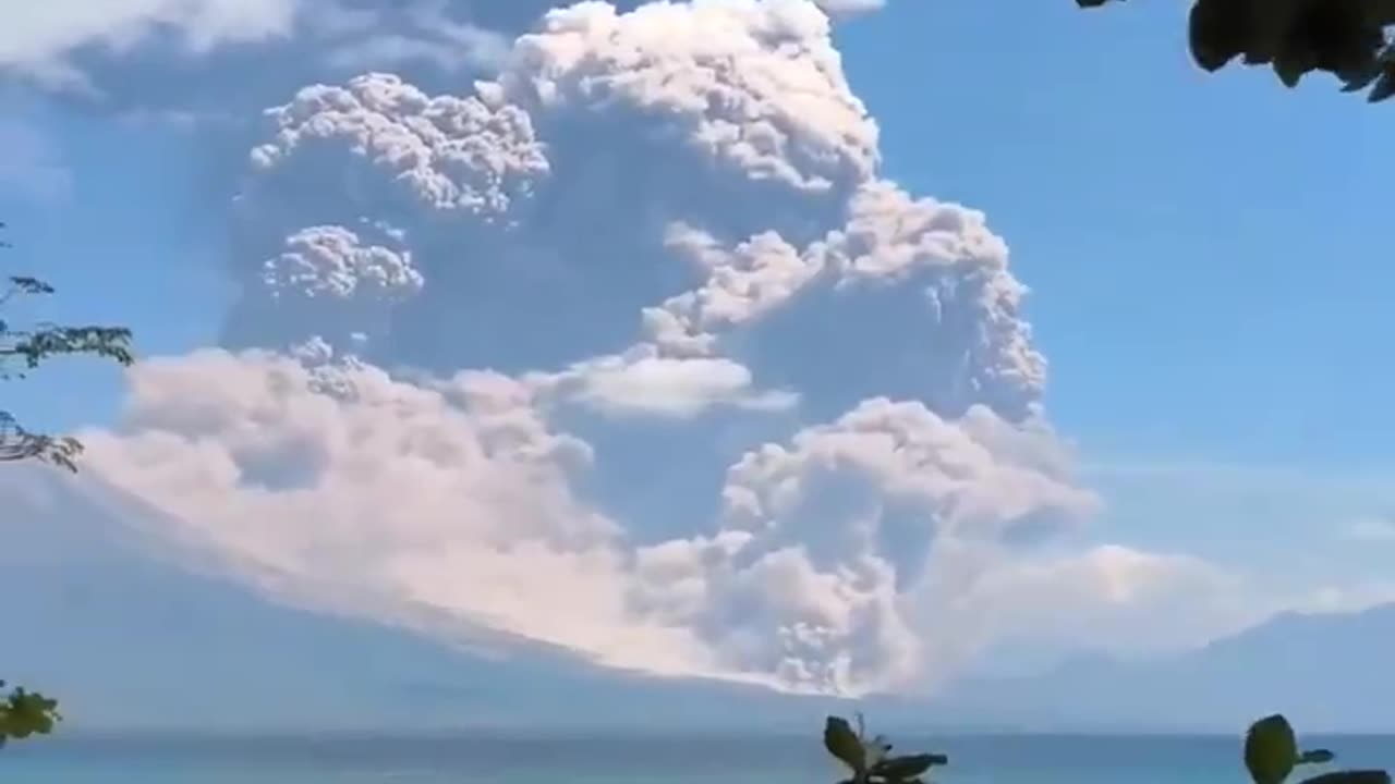 Significant eruption at the Lewotobi volcano, ash plume reaching an altitude of 18 kilometers