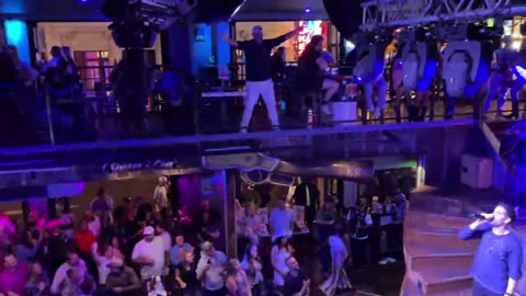 NASHVILLE TN LIVE BROADWAY STREET / PEOPLE WATCHING / BANDS WATCHING / BARS
