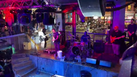 NASHVILLE TN LIVE BROADWAY STREET / PEOPLE WATCHING / BANDS WATCHING / BARS