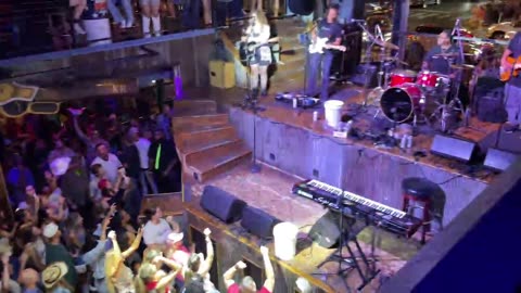 NASHVILLE TN LIVE BROADWAY STREET / PEOPLE WATCHING / BANDS WATCHING / BARS