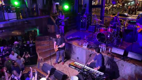 NASHVILLE TN LIVE BROADWAY STREET / PEOPLE WATCHING / BANDS WATCHING / BARS