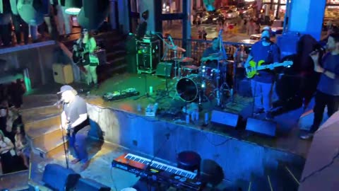 NASHVILLE TN LIVE BROADWAY STREET / PEOPLE WATCHING / BANDS WATCHING / BARS