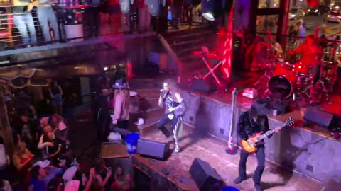 NASHVILLE TN LIVE BROADWAY STREET / PEOPLE WATCHING / BANDS WATCHING / BARS