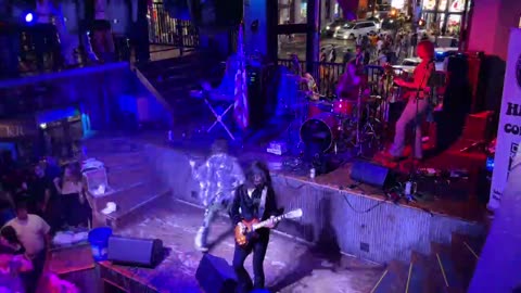NASHVILLE TN LIVE BROADWAY STREET / PEOPLE WATCHING / BANDS WATCHING / BARS