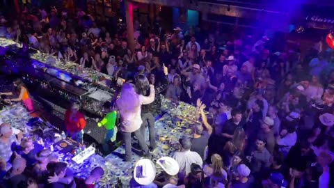 NASHVILLE TN LIVE BROADWAY STREET / PEOPLE WATCHING / BANDS WATCHING / BARS
