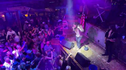 NASHVILLE TN LIVE BROADWAY STREET / PEOPLE WATCHING / BANDS WATCHING / BARS
